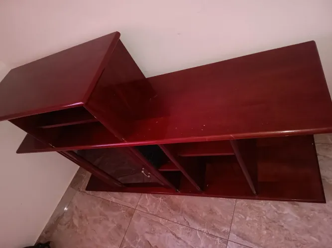 Vendo Rack em mogno. Toda em madeira maciça. Sem avarias.