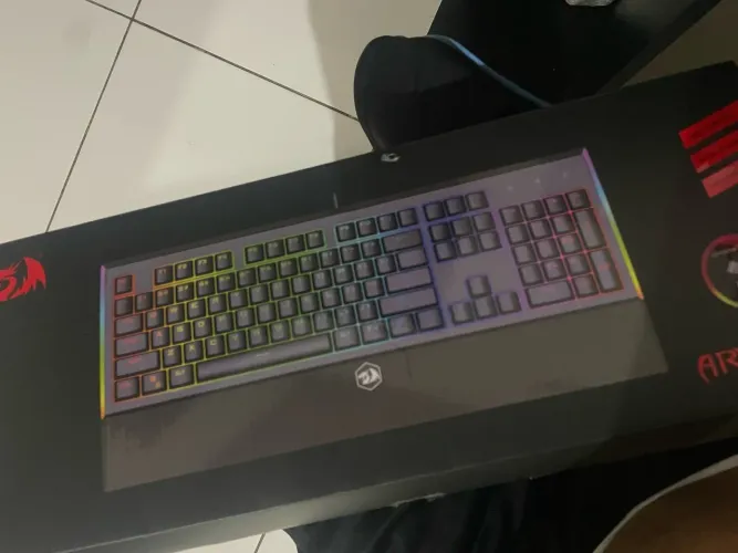 Teclado gamer mecânico na caixa