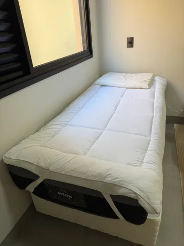 Vendo cama de solteiro com pilow top e lençol