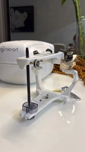 Articulador Bio-art 4000s completo, com arco facial + mesa de camper.