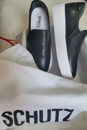 Vendo Sneakers Schutz, N 37, Preto em couro, NUNCA USADO