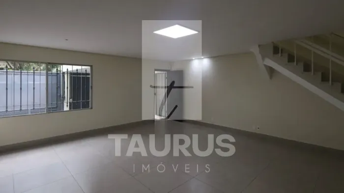 Sobrado para alugar com 3 quartos e 3 vagas, na Vila Mariana, São Paulo-SP.