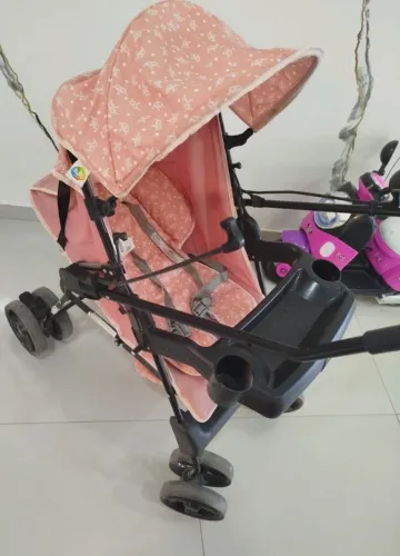 Carrinho de bebê e bebê conforto 