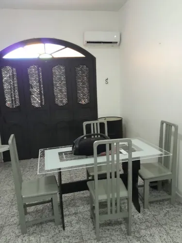 Mesa de vidro com cadeiras