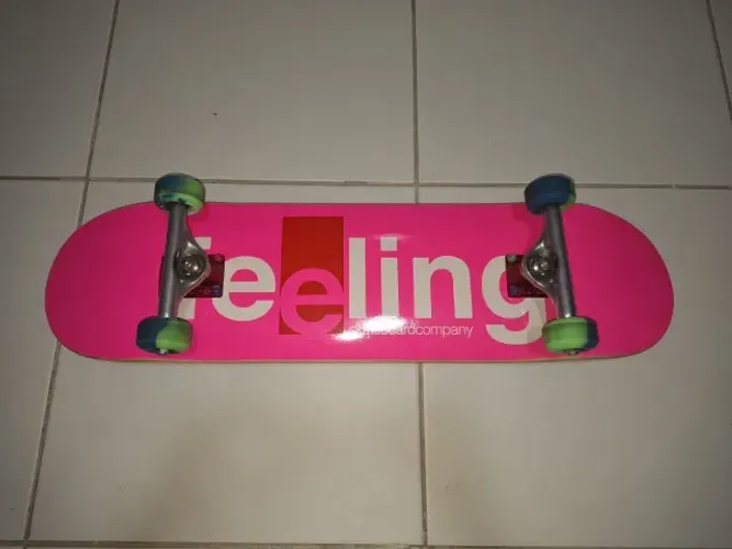 Skate Completo Feeling + Trucks Stronger Metalizado + Rodas Narina 53mm (Excelente Estado!