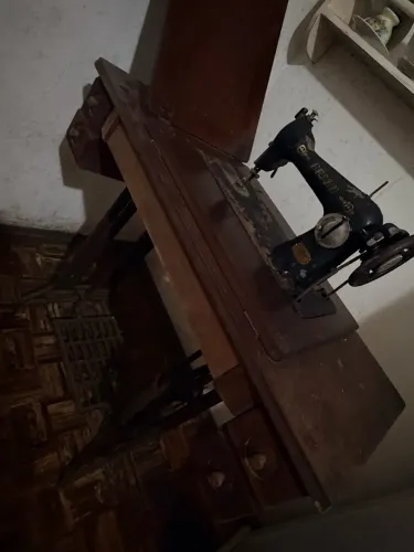Mesa com máquina de costura retrô