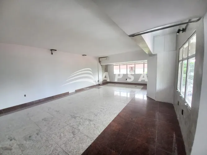 SALA COMERCIAL COM 55M² POR TRÁS DO SHOPPING CENTER UM, DISPÕE DE UM BANHEIRO, ARMÁRIOS, P