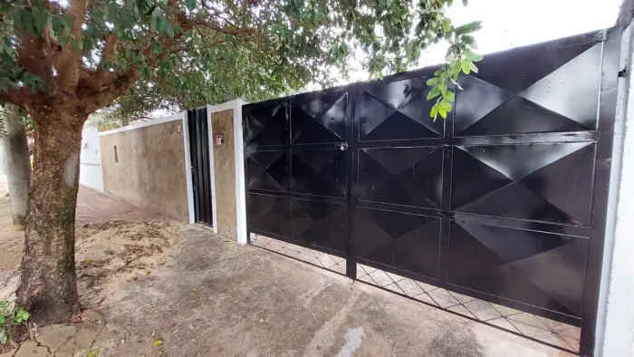 Galpão/Barracão e Casa com 2 Dormitórios