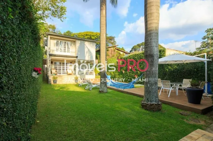 Casa com 230m² com 4 dormitórios sendo 2 suítes no Alto da Boa Vista.