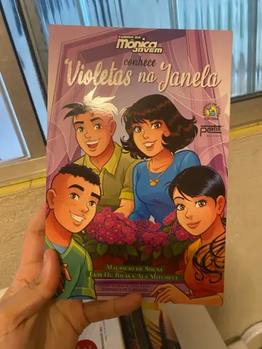 Gibi turma da Mônica jovem violetas na janela 