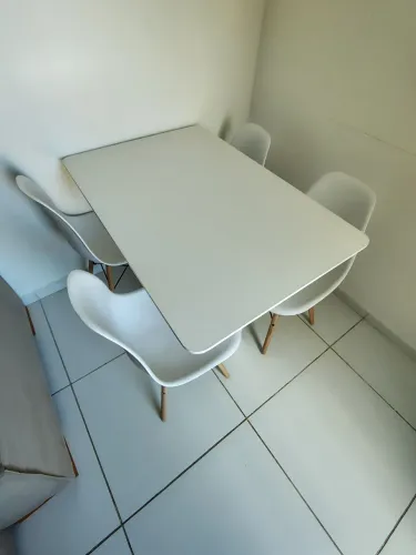VENDO MESA COM 4 CADEIRAS NOVA