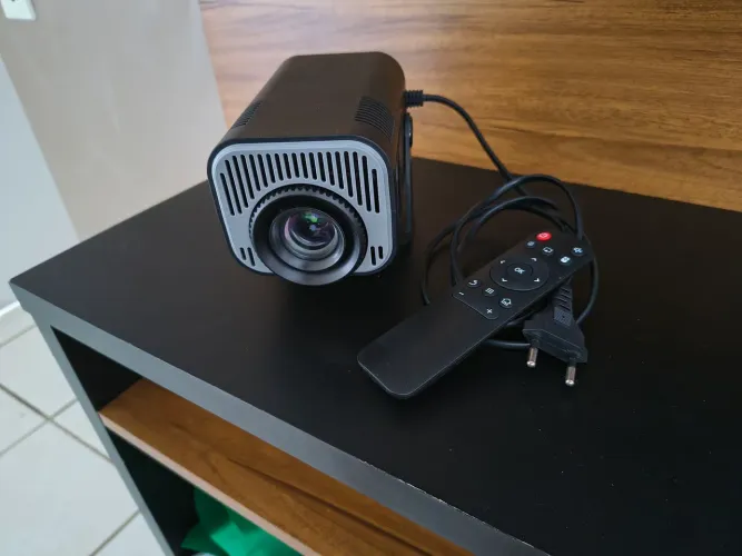 Mini projetor portátil modelo HY320