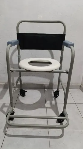Cadeira higiênica para banho Dellamed.