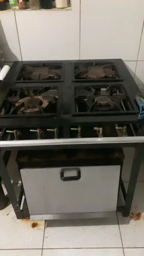 Fogão industrial com forno 