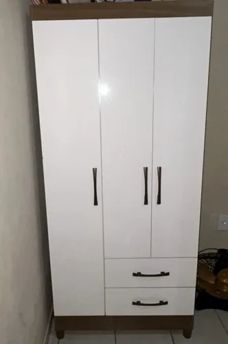 vendo esse guarda roupa com pouco tempo de uso, só uns arranhões por conta de uma mudança