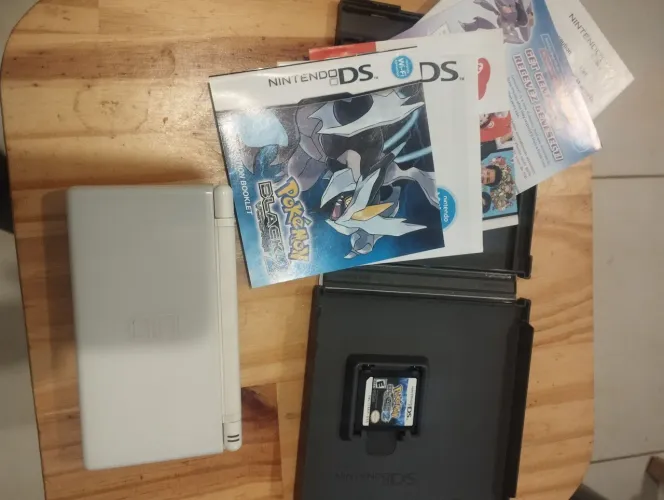 Nintendo ds lite e pokémon Black 2