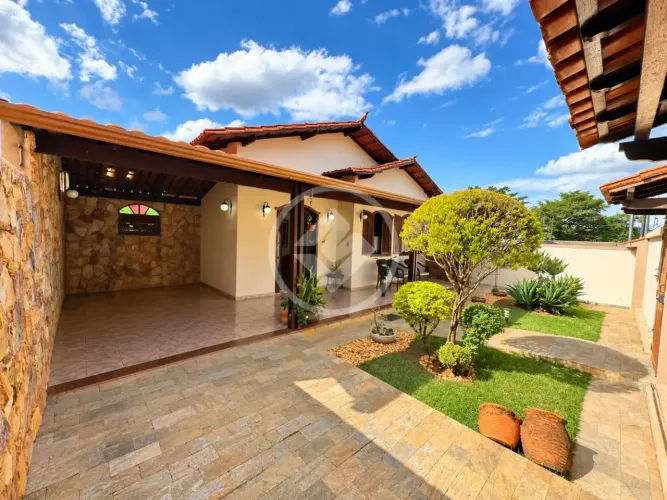 Casa 3 quartos com Studio no fundo área central de Lagoa Santa- My Broker codigo: 391106