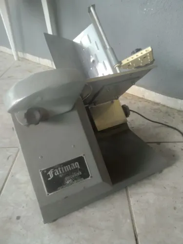 Fatiadora de frios antiga funcionando