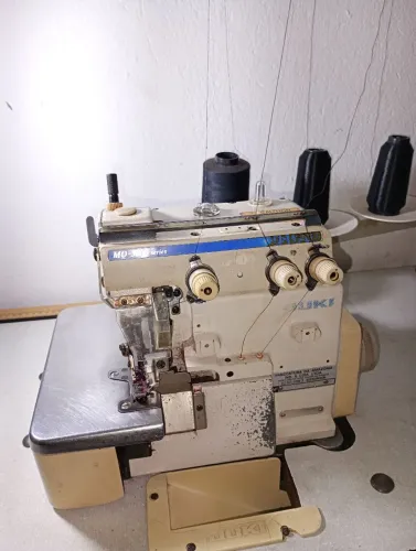 Máquina de costura overlock industrial juki