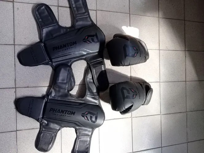Vendo luva e caneleira muay thai. Nova nunca usada.