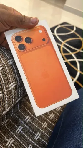 iPhone 17 Pro Max, na elegante cor Cosmic Orange, com 256 GB de armazenamento.