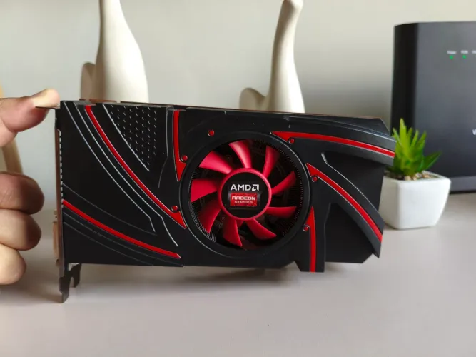 Placa de Vídeo R9 270 2GB - Com Defeito / Para Reparo