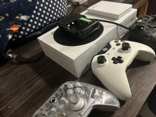 Xbox Series S 500GB + HD Externo Xbox 1TB + 3 Controles + Carregador de baterias USB