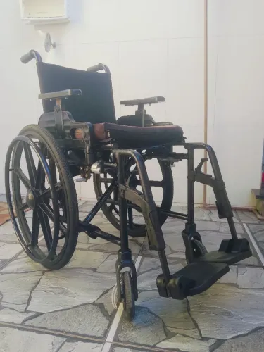 Cadeira de rodas semi nova