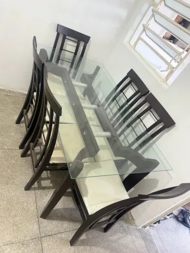 Mesa de madeira com tampo de vidro