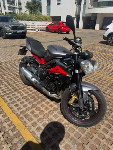 TRIUMPH STREET TRIPLE 675R