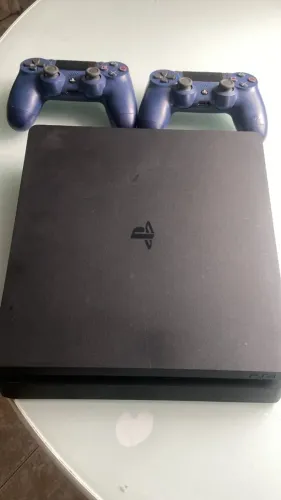PS4 com 2 controles e 2 mídias físicas