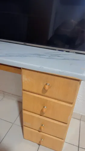 Escrivaninha com 4 gavetas