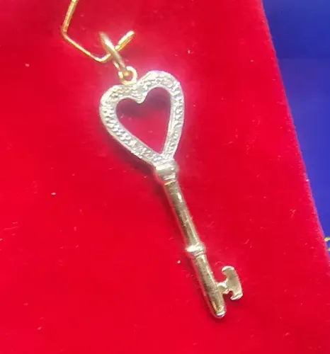Pingente Chave 15 Anos Boda Namorados Ouro Branco 18 Kilates Pedras Diamantes Peso 1.81 Gr