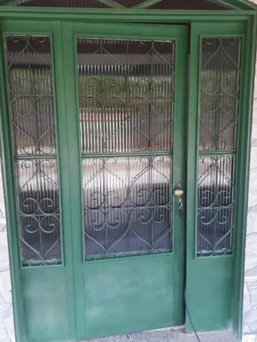 Porta e janela com vidro e grade