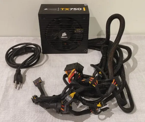Fonte Corsair TX750 750W 80 Plus Bronze - Funcionando