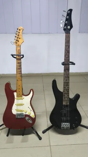 VENDE-SE UMA GUITARRA E UM CONTRA-BAIXO 200.00 cada