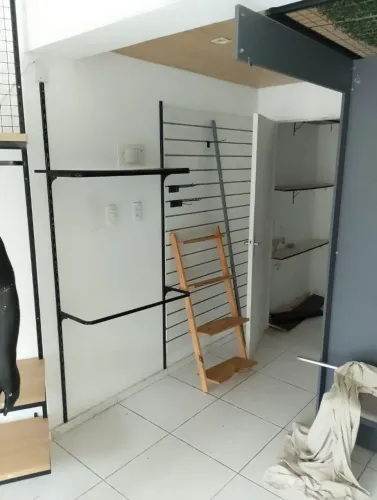 Expositor para Loja com Araras e Painel Canaletado