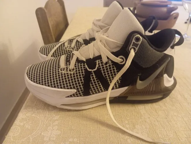 Tênis LeBron James Original número 40 Usado só 3 vezes muito novo.