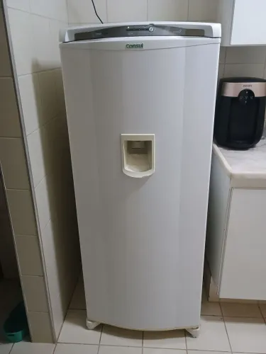 Geladeira Consul Facilite Frost Free com Dispenser de água na porta