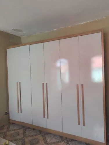 Vende-se Guarda-Roupa com 6 portas