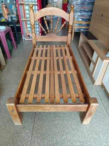 Cama de solteiro de madeira maciça top bem conservada entrego aproveita *