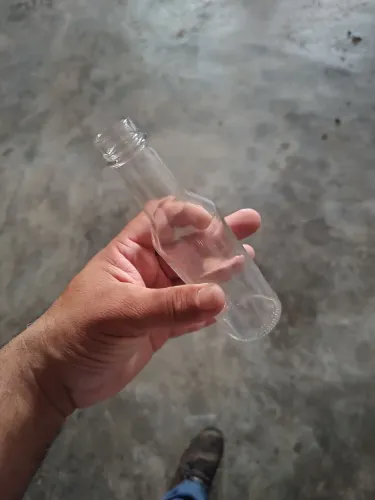 VENDO GARRAFINHA DE VIDRO.