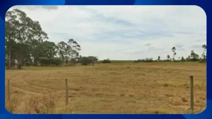 GLEBA DE TERRAS - Área de 1 hectare (10.000m²) com benfeitorias (cercas de arame e madeira
