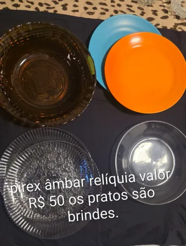 Saladeira âmbar e pratos