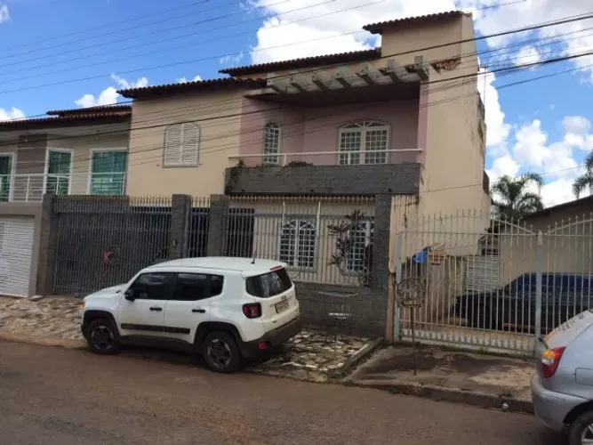 Casa de 2 pavim + terraço, c 4 quartos (2 suites), garag, p 3 carros,em Taguatinga DF
