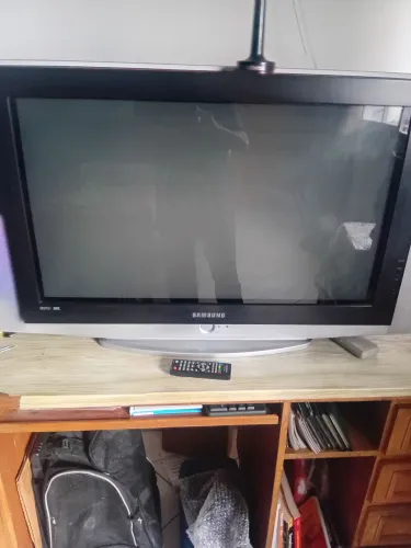 Tv Samsung 30 polegadas com conversor digital e  controle remoto 