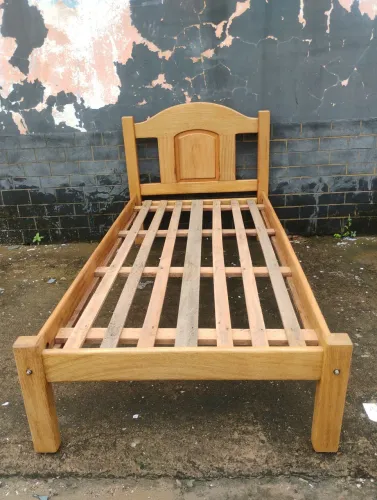 Vendo cama de madeira solteirão