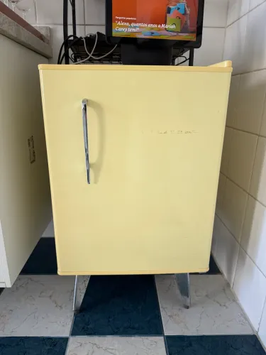 Sofá novo / frigobar.