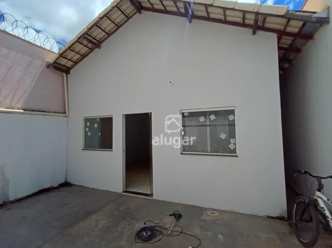 Casa à venda em Montes Claros 2 quartos, 2 vagas, quintal, perto do Interlagos