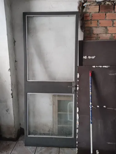 Porta de ferro com vidro com chave e fechadura só sem marco 210x80